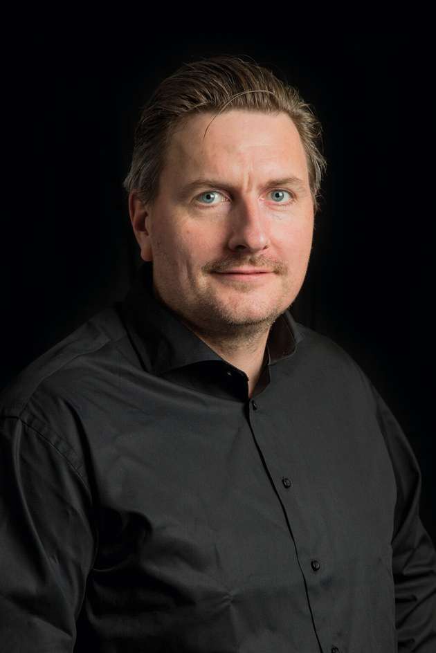 Kristian Kassow, CEO Kassow Robots: Wir stellen in München mehrere spannende Neuentwicklungen vor. Eine betrifft Traglast und Reichweite unserer Roboter, hier gab es Kundenwünsche nach einer weiteren Erhöhung. Zudem werden wir unsere Roboterarme mit einer nochmals verbesserten Sensitivität, also noch höherer Feinfühligkeit, ausstatten – das wird ein optionales Feature. Diese Neuheit betrifft vor allem Anwendungen, bei denen der Roboter aktiv Kraft ausüben oder während der Programmierung besonders präzise von Hand positioniert werden soll. Auch stellen wir zwei Versionen von deutlich kompakteren, externen Robotersteuerungen vor, eine davon mit einer verbesserten IP-Einstufung. Sie sehen also: Es lohnt sich für die Messebesucher, am Kassow Robots Stand vorbeizukommen!