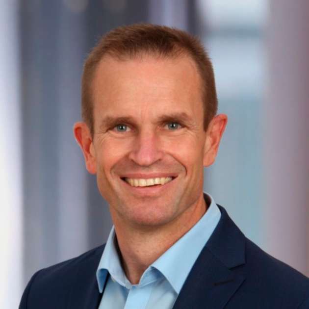 Lean-Experte Ingo Hild führt aktuell das Werk Schwabmünchen in einem disruptiven Wandel vom traditionellen zum Hightech Werk, in dem er Digitalisierung und Automatisierung unter Verwendung der Lean-Prinzipien einsetzt und die Unternehmenskultur in Richtung Agilität entwickelt. Zuvor bei Procter & Gamble und Bosch tätig, startete Dipl. Ing. Ingo Hild im Jahr 2002 bei OSRAM und entwickelte zunächst voll automatisierte Produktionsanlagen für Automobilscheinwerferlampen. 