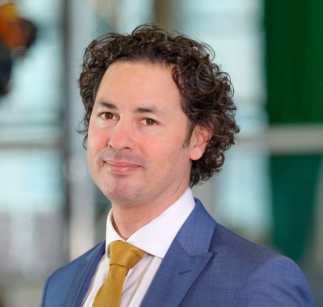 Dr.  José Saenz erwarb 1999 einen B.S. in Maschinenbau an der Stanford University, 2004 einen M.S. in Mechatronik an der Otto-von-Guericke-Universität Magdeburg und 2019 einen Doktortitel in Automatisierung an der École Nationale Supérieure d'Arts et Métiers. Er ist Gruppenleiter für Assistenz-, Service- und Industrieroboter am Fraunhofer-Institut für Fabrikbetrieb und -automatisierung in Magdeburg. Seine Forschungsschwerpunkte in der Robotik umfassen Montage, Demonage und Handhabung; sichere Mensch-Roboter-Kollaboration; mobile Robotik sowie Inspektions- und Reinigungsroboter.