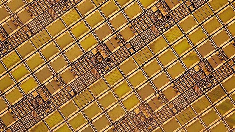 Monolithische bidirektionale 1.200-V-GaN-Schalter (MBDS) mit integrierten Freilauf-Dioden, gefertigt am Fraunhofer IAF mithilfe der GaN-on-Insulator-Technologie in einem Multi-Project Wafer Run.