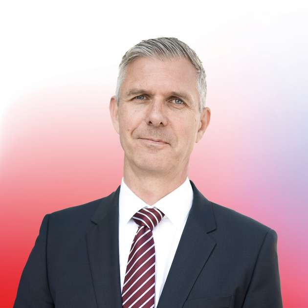Martin Kullmann, Leiter Robotics-Division, ABB Deutschland: Wenn es um Einsatz von Robotiklösungen geht, sind die Anforderungen unserer Kunden klar: Einfachheit bei der Bedienung und Programmierung, eine hohe Flexibilität, um die Produktion zügig skalieren zu können, sowie Nachhaltigkeit. Ein Fokus auf der Messe liegt daher auf kollaborativer Robotik und der Erweiterung unseres Partner-Ökosystems: Besucher können verschiedene Cobot-Anwendungen sehen und ausprobieren. Anhand einer modularen Fertigungszelle, die von KI-gestützten AMR bedient wird, demonstrieren wir, wie Hersteller ihre Produktion hochflexibel halten. Zudem sind wir Teil der Automatica „Healthtech“-Offensive und zeigen eine robotergestützte Lösung für Labore. Flankiert wird dies von unserer OmniCore-Steuerungsfamilie, digitalen Lösungen, unserem Energieeffizienz-Service und weiteren exklusiven Neuheiten.