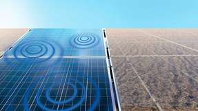 Immer mehr Solarparks entstehen in Wüstenregionen. Verunreinigungen durch Sand könnten künftig mithilfe einer Schalltechnologie behandelt werden.