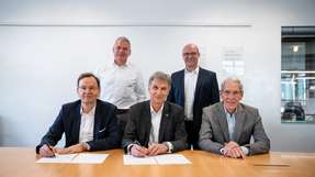 Besiegeln die Zusammenarbeit mit ihrer Unterschrift (von links nach rechts): CEO Optima Pharma Dr. Johannes-Thomas Grobe, CSO Matthias Poslovski, HHN Rektor Prof. Dr.-Ing. Oliver Lenzen, CTO Prof. Dr.-Ing. Thomas Pospiech und Hans Bühler, geschäftsführender Gesellschafter der Optima-Group.