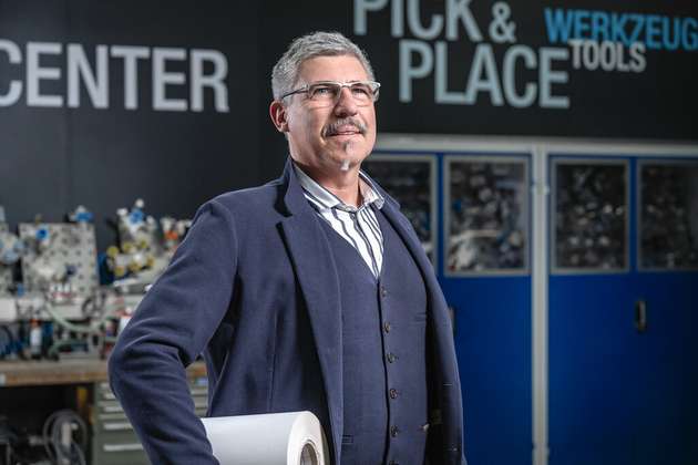 Michael Graf, Leiter Packaging Competence Center, Gerhard Schubert: „Gesunde, nachhaltige Lebensmittel sind zweifelsohne eine Frage geeigneter Rohstoffe. Als genauso entscheidend erweisen sich Herstellung und Verpackung: Hier können Hersteller wichtige Weichen stellen, damit Produkte so ökologisch und zuträglich bleiben, wie Verbraucher es fordern. Gesund bedeutet in erster Linie sicher: Um Kontaminationen, etwa mit Keimen oder Partikeln, zu vermeiden, führt an schonendem Handling kein Weg vorbei. Pick-and-Place-Robotik gehört deshalb fest zur Ausstattung vielseitiger Verpackungslinien von Schubert. Ob nachhaltig oder nicht, hängt auch von der Wahl des Verpackungsmaterials ab: Leimlose Umverpackungen aus Karton, die mit der Dotlock-Technologie von Schubert hergestellt werden, leisten einen wichtigen Beitrag, um Ökologie ganzheitlich umzusetzen – innerhalb wie außerhalb des Produkts.“