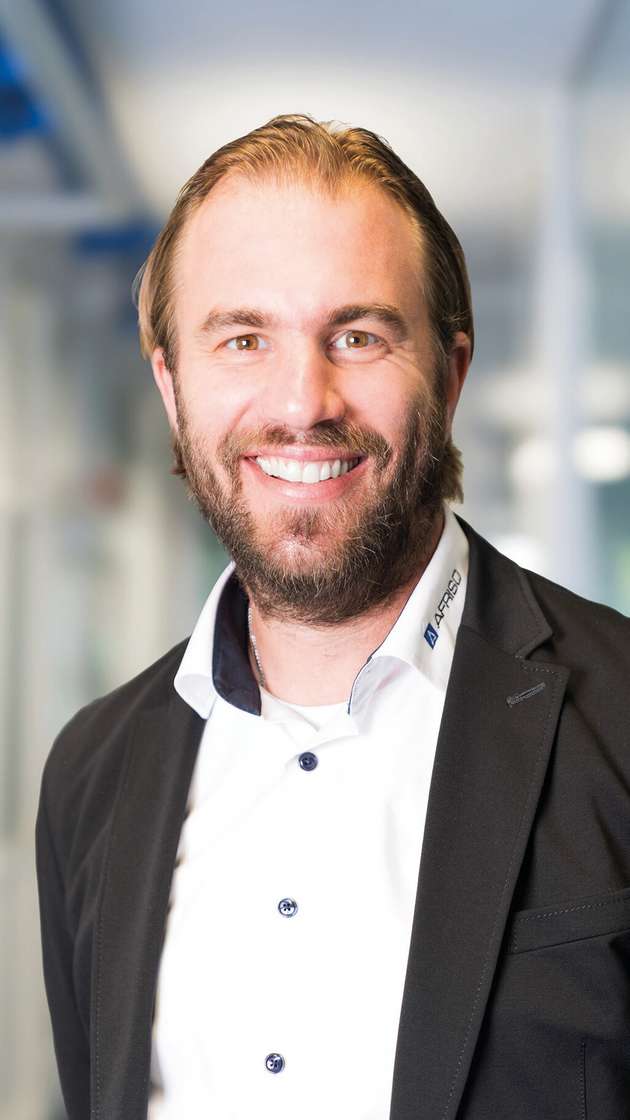 Michael Amos, Vertriebsleiter Industrietechnik, Afriso: „Die Produktion von Lebensmitteln war schon immer ein kritischer Prozess. Gesündere, nachhaltigere Produkte erfordern noch genauere Abstimmungsprozesse mit den Projektteams unserer Kunden, um alle Anforderungen zu kennen. Das Projekt profitiert dann von der hohen Fertigungstiefe unserer deutschen Werke. Hier beginnt bereits die Flexibilität und Nachhaltigkeit, da wir alle wesentlichen Fertigungsschritte direkt in der Hand haben. Für die Herstellung unserer Druckmessgeräte orientieren wir uns sehr stark an den verschiedenen Standards wie 3A, FDA oder EHEDG, worin bestimmte Anforderungen an die Produkte klar definiert sind. Nicht zuletzt spielt auch die Dokumentation, diverse Nachweise sowie die Rückverfolgbarkeit der eingesetzten Materialien eine immer größere Rolle.“