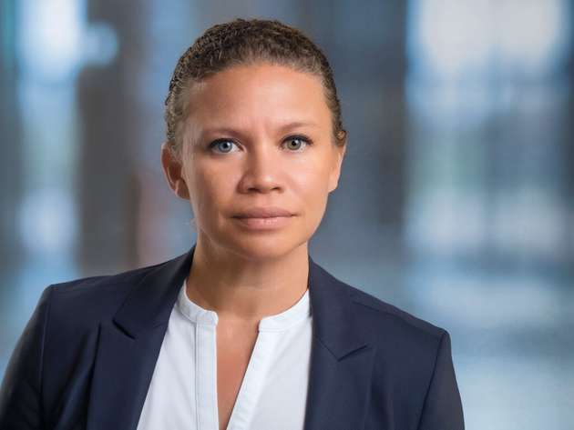 Jessica Bethune, Vice President Industrial & Process Automation, DACH, Schneider Electric: „Wir sind der Überzeugung, dass gerade die Zukunft der Lebensmittelproduktion in flexiblen und herstellerunabhängigen Automatisierungslösungen liegt. So unterstützen wir zum Beispiel zusammen mit UniversalAutomation.Org das Projekt „FoodProduction 4.0“ der Future Food Factory OWL an der Technischen Hochschule Ostwestfalen Lippe, bei dem eine adaptive autonome Produktionsanlage für Pflanzendrinks entwickelt wurde. Hier kommt als Automatisierungslösung unser EcoStruxure Automation Expert zum Einsatz, mit der das KI-Tool der Hochschule nicht angepasst werden muss, um es in den Produktionsprozess einzubinden. Es kann als herstellerunabhängiger Softwarebaustein in die Anlage integriert werden. Diese offenen Systeme überwinden die Grenzen proprietärer Steuerungssysteme und fördern die Integration moderner IT- und KI-Technologien. So wird die Lebensmittelproduktion nicht nur effizienter, sondern auch nachhaltiger und anpassungsfähiger an sich ändernde Marktanforderungen.“