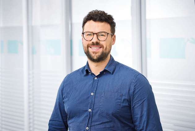 René Rösemeier-Scheumann, Vertriebsingenieur Life Science Technology, Gebrüder Lödige Maschinenbau: „Aus prozesstechnischer Sicht stellt die Herstellung von alternativen Lebensmitteln zunächst einmal dieselben hohen Anforderungen wie die von vergleichbareren ,konventionellen‘. Aber es gibt auch charakteristische Herausforderungen: So enthalten beispielsweise vegane Fleischersatzprodukte aus Proteinquellen zum einen oftmals besonders viele Zusatzstoffe. Zum anderen erfolgt der industrielle Herstellungsprozess stets in mehreren Stufen. Mischer von Lödige Maschinenbau können diese speziellen Anforderungen gleich an mehreren Stellen der Prozesskette erfüllen. Für den Chargen-Betrieb haben sich dabei horizontale Lödige-Pflugschar-Mischer als optimale Lösung bewährt. Sie sorgen für eine intensive Durchmischung und höchste Mischgüten bei kurzen Prozesszeiten.“