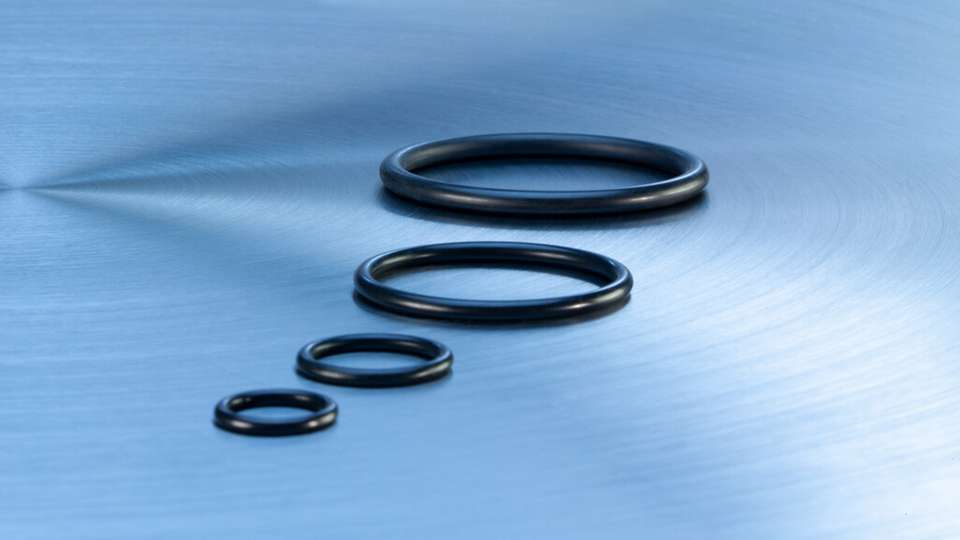 PFAS-haltige Elastomere sind in der Dichtungstechnik aufgrund ihrer herausragenden Eigenschaften unverzichtbar. Gibt es Ersatzmaterialien?
