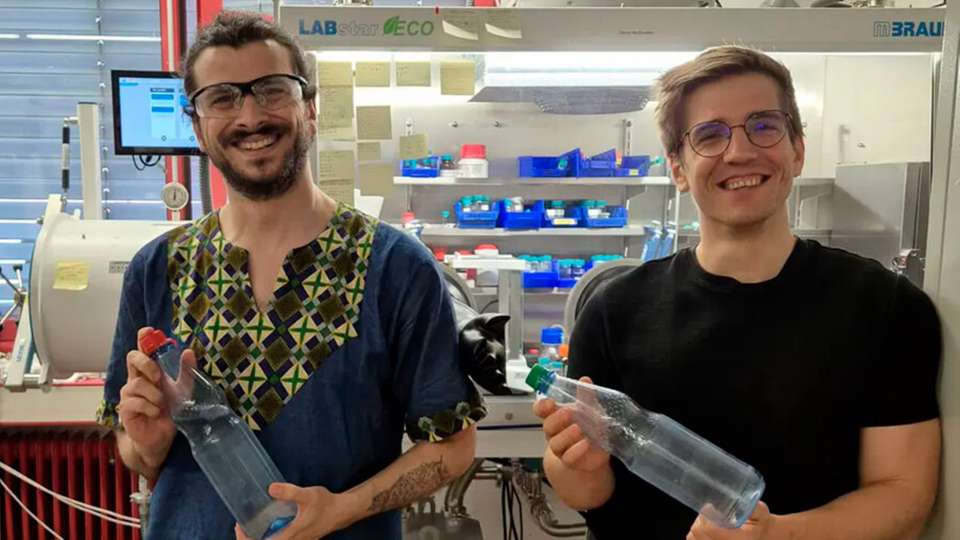 Doktorand Cesare Gallizioli (links) und Prof. Dr. Alex Plajer im Labor: Die Forscher haben eine Möglichkeit gefunden, Schwefelbindungen in Polyester einzuführen.
