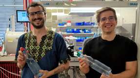 Doktorand Cesare Gallizioli (links) und Prof. Dr. Alex Plajer im Labor: Die Forscher haben eine Möglichkeit gefunden, Schwefelbindungen in Polyester einzuführen.
