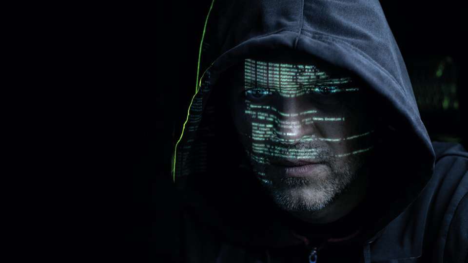 Die kontinuierliche Anpassung an neue Sicherheitsstandards und die Investition in moderne Schutzmechanismen sind entscheidend, um Produktionsanlagen effizient und zukunftssicher zu betreiben. 