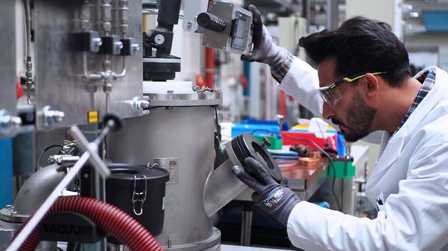 Ubaid Manzoor, Doktorand am MPI-SusMat und Erstautor der Nature-Publikation, beim Lichtbogenofen mit dem er minderwertige Nickelerze mittels Wasserstoffplasma reduziert.