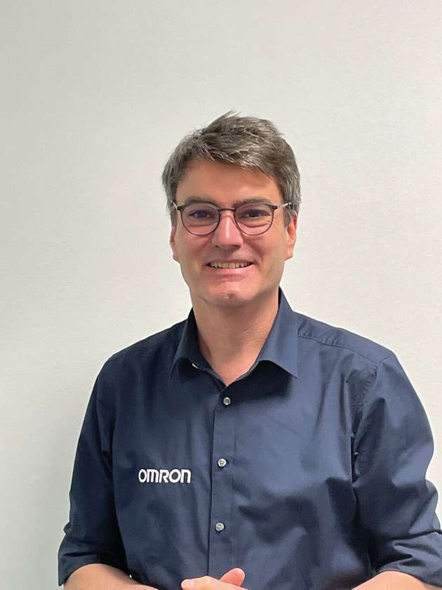 Peter Lange, Business Development Manager Robotik, Omron Europe: Mit unserem neuen mobilen Roboter setzen wir auf der Automatica gezielt Impulse für mehr Effizienz in der industriellen Produktion – gerade hinsichtlich flexibler Intralogistikprozesse. Der OL-450S transportiert verschiedenste Wagen autonom, sicher und ohne Anpassung der Infrastruktur. Dank integrierter Hubfunktion, omnidirektionaler Navigation und kabellosem Laden lässt er sich schnell in bestehende Abläufe integrieren. Unternehmen suchen skalierbare Systeme für dynamische Fertigungsumgebungen – der OL-450S bietet hierfür einen robusten und vielseitig einsetzbaren Ansatz. In Kombination mit Omrons Flottenmanagement lassen sich gemischte Roboterflotten effizient steuern – für eine autonome, wandlungsfähigen Produktion.