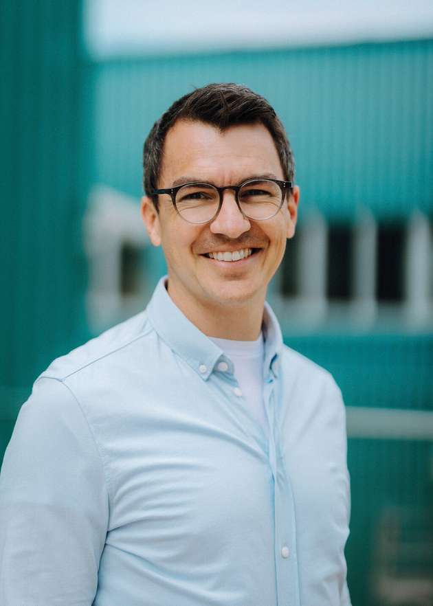 Patrick Heimburger, Mitgründer und Managing Director, Fruitcore robotic: Bei Fruitcore robotics steht die Automatica 2025 ganz im Zeichen der einzigartigen Plug-and-Produce-Lösungen für einfache und schnelle Automatisierung. Wir treten den Beweis an, dass KI die automatisierte Produktion effizienter und noch nutzerfreundlicher macht  – ohne Luftschlösser und vage Zukunftsvisionen, sondern ab sofort im Praxisalltag der Unternehmen. Mit unserem ganzheitlichen Ansatz auf Grundlage der smarten HORST Roboter steigern diese ihre Produktivität nachhaltig und sorgen für einfachste Bedienung von JEDEM Mitarbeiter. Für eine sofort einsatzbereite Automatisierung kombinieren wir preis-leistungs-starke Hardware, eine leicht verständliche Software, Automationsmodule für viele Standardanwendungen und einen zuverlässigen AI Copiloten. Er ist bereits im All-in-One-Betriebssystem horstOS integriert. horstOS umfasst die einfache Einrichtung per 3D-Simulation direkt am Panel, grafische Programmierung inklusive Text- und Spracheingabe sowie eine nutzerorientierte Prozesssteuerung. Der AI Copilot hilft während aller Schritte in Echtzeit.