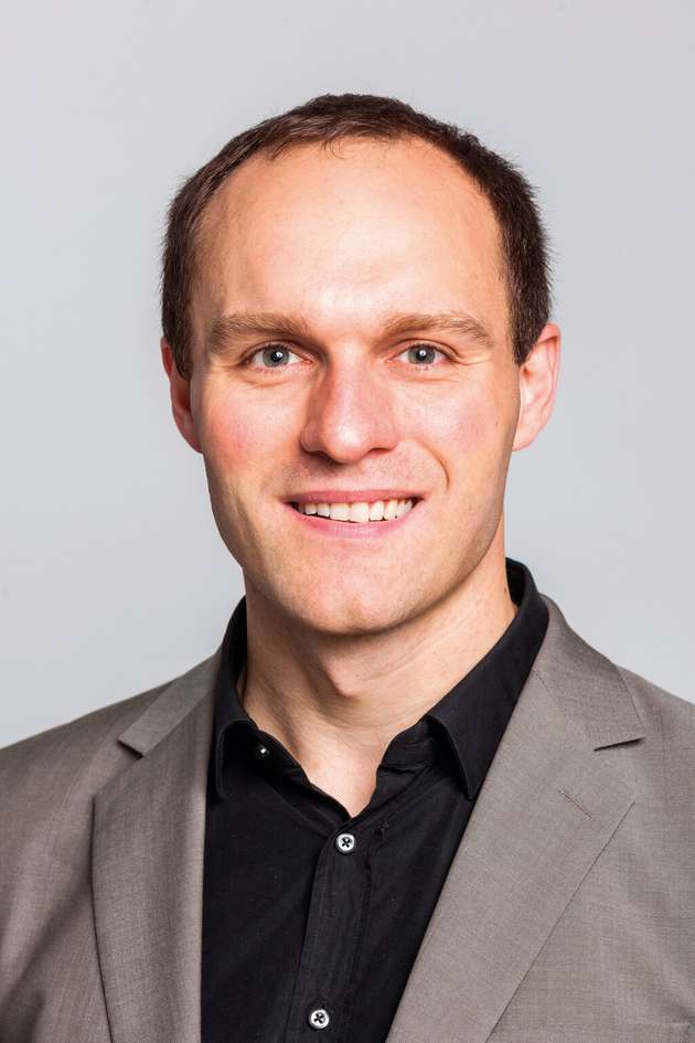 Dr. Werner Kraus, Leiter des Forschungsbereichs Automatisierung und Robotik, Fraunhofer IPA: Auf der Automatica setzen wir am Fraunhofer-IPA-Stand 314 in Halle A4 die „Automation of Automation“ unter Nutzung neuster KI-Technologien fort und ermöglichen so neuartige Automatisierungslösungen. Das sind insbesondere Lösungen, die die Programmieraufwände senken sowie nötige Sicherheitsmaßnahmen einfacher anwendungsspezifisch umsetzbar machen. Wir führen vor, wie ein intelligenter mobiler Manipulator KI-basiert einzig durch Fernsteuerung oder Lernen durch Vormachen Aufgaben ohne ‚harte‘ Programmierung ausführt. Unsere Software CARA ermöglicht eine teilautomatisierte Sicherheitsauslegung von Cobots bereits früh in der Planungsphase, um bei der Inbetriebnahme keine böse Überraschung bei der Taktzeit zu erleben. Weitere Exponate sind ein mobiler Laborroboter, intuitive Programmierung und Roboter für die hochreine Produktion.