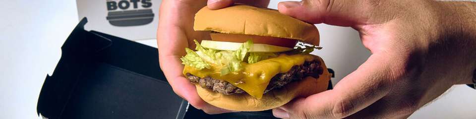 Bei BurgerBots in Los Gatos, Kalifornien, werden Burger mit Hilfe von ABB-Roboten in nur 27 Sekunden fertiggestellt. Die Roboter sorgen für Konsistenz und Schnelligkeit, während sich das Personal verstärkt auf den Kundenservice konzentrieren kann.
