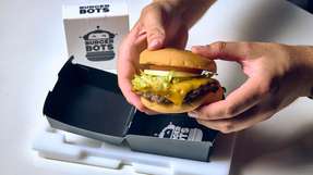 Bei BurgerBots in Los Gatos, Kalifornien, werden Burger mit Hilfe von ABB-Roboten in nur 27 Sekunden fertiggestellt. Die Roboter sorgen für Konsistenz und Schnelligkeit, während sich das Personal verstärkt auf den Kundenservice konzentrieren kann.