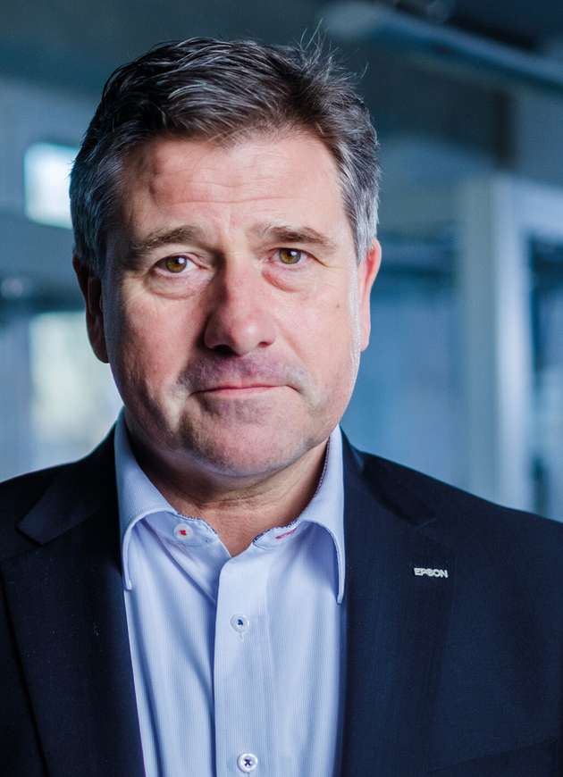 Volker Spanier, Head of Manufacturing Solutions, Epson: Die überarbeiteten Roboter der GX-C-SCARAs arbeiten besonders präzise, sodass deren Trajektorien auch bei hohen Lasten akkurat bleiben. Die Serie bietet eine große Vielfalt an verfügbaren Reichweiten und Nutzlasten, sodass der Auf- und Ausbau lokaler Produktionsstätten möglich wird, da Betriebe dank ihr immer die optimale Roboter-Lösung finden. Zudem präsentieren wir mit dem LS50 einen neuen SCARA-Roboter, der dank einer Nutzlast von bis zu 50 kg auch für die Handhabung von EV-Batterien geeignet ist. Dieser Roboter ermöglicht Betrieben der Branchen Automotive, Chemie und Elektronik eine marktstärkende Diversifizierung ihrer Produktion. Epson ist nur dank der engen Kooperation mit seinen Partnern erfolgreich. Aus diesem Grund bieten wir diesen auch 2025 wieder die Möglichkeit, ihre eigenen Automatisierungslösungen auf unserem Stand zu präsentieren.