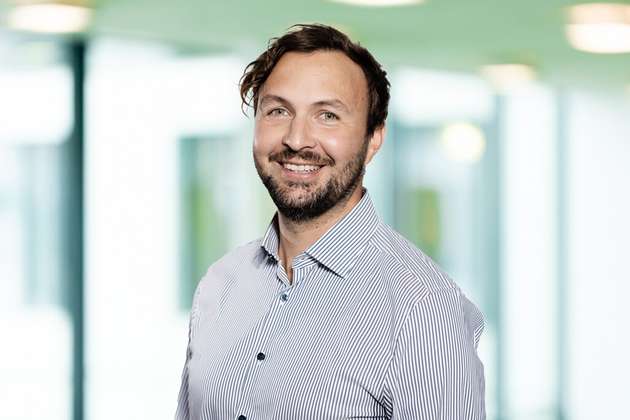 Stephan Ladd, Lead Business Development, Quest One: Quest One stellt seine innovativen PEM-Elektrolyseure für die effiziente und zuverlässige Produktion von grünem Wasserstoff vor. Im Fokus steht der Großelektrolyseur Modular Hydrogen Platform (MHP) – ein skalierbares System, das speziell für die Produktion von grünem Wasserstoff im industriellen Maßstab konzipiert wurde. Die 10 MW Blöcke lassen sich modular zu Multi-Megawatt-Systemen mit einer Elektrolyseleistung von 10 bis 100 MW und mehr verbinden. Für kleinere Elektrolyseprojekte ab 1 MW eignet sich der Quest One ME450 Elektrolyseur. Er kann täglich 450 kg hochreinen Wasserstoff produzieren. Am Stand geben wir Einblicke in die vielfältigen Einsatzmöglichkeiten unserer Elektrolyseure.
Halle B2, Stand 537 