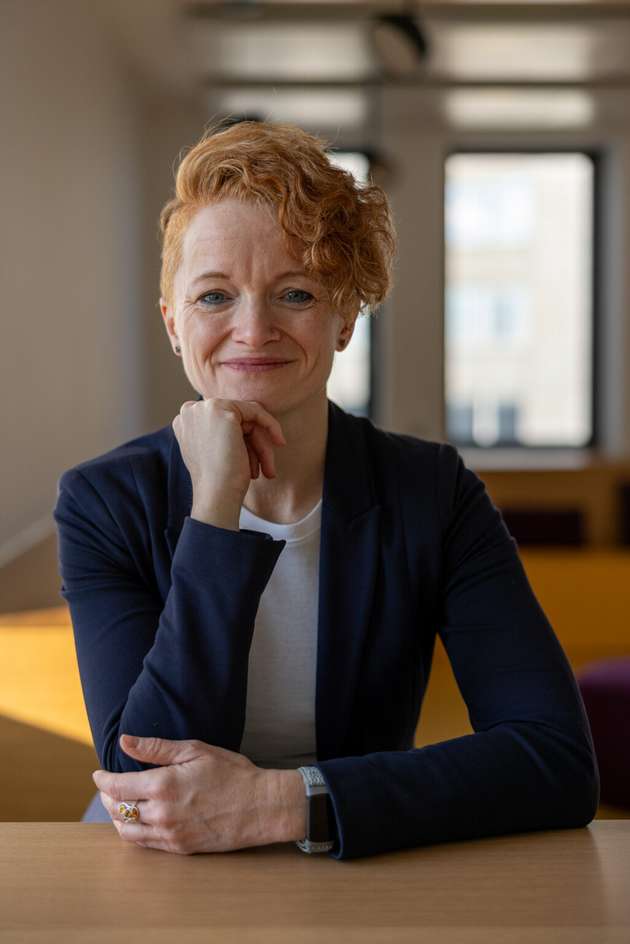Dr. Christine Bunte ist seit dem 01.01.2025 Hauptgeschäftsführerin von Plastics Europe Deutschland. Zuvor leitete sie das Corporate Advocacy Team der BASF in Ludwigshafen und die vertrag das Unternehmen in kreislaufwirtschafts- und umweltpolitischen Fragen. Die promovierte Chemikerin bringt umfassende Erfahrung in den Bereichen Kunststoffe, Kreislaufwirtschaft und Public Affairs auf nationaler und europäischer Ebene mit. In ihrer neuen Rolle als Hauptgeschäftsführerin von Plastics Europe Deutschland möchte sie die Transformation der Kunststoffindustrie hin zu einer klimaneutralen Kreislaufwirtschaft weiter vorantreiben. 