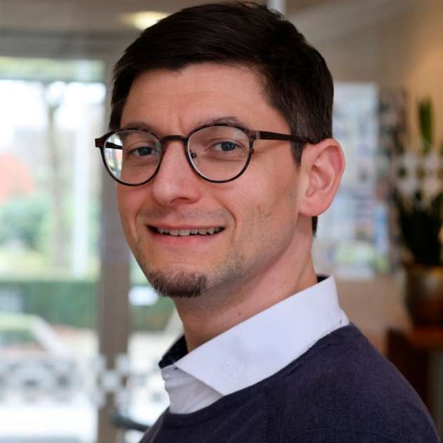 Benjamin Kampmann schloss 2009 sein Studium Kunststofftechnik im Praxisverbund an der FH Osnabrück ab. Im Rahmen des Studiums absolvierte er eine Ausbildung als Verfahrensmechaniker. Seit 2010 ist Benjamin Kampmann in verschiedenen zentralen Funktionen beim Kunststoffverarbeiter Pöppelmann im niedersächsischen Lohne tätig. Aktuell ist er im Team MORGEN (Zentralbereich Marketing und Innovation) Möglichmacher mit dem Fokus Kreislaufwirtschaft und Klima zuständig für die Identifizierung von relevanten Zukunftsthemen aus dem Bereich Nachhaltigkeit und deren Implementierung in die operative Organisation.