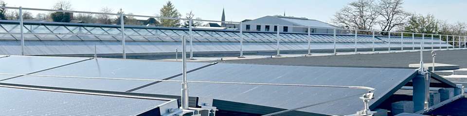 ABS Base Weight kombiniert ein robustes, langlebiges Montagegestell für PV-Module mit Absturzsicherung und integrierbarem Blitzschutz auf Flachdächern.