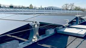ABS Base Weight kombiniert ein robustes, langlebiges Montagegestell für PV-Module mit Absturzsicherung und integrierbarem Blitzschutz auf Flachdächern.