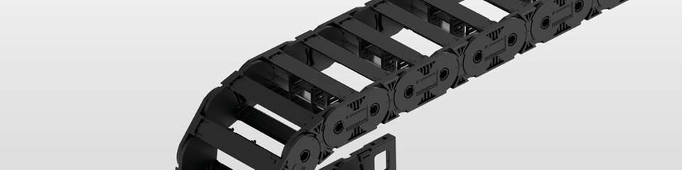 Die Heluchain Plastic Link 4-45 verfügt unter anderem über ein modulares Trennstegsystem, das ein beidseitiges Öffnen der Kette erlaubt.