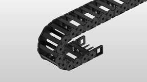 Die Heluchain Plastic Link 4-45 verfügt unter anderem über ein modulares Trennstegsystem, das ein beidseitiges Öffnen der Kette erlaubt.