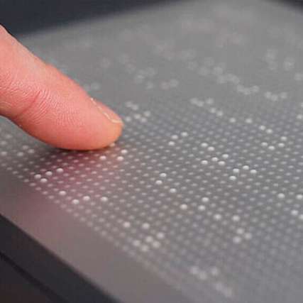 Unterstützt durch Künstliche Intelligenz werden visuelle Inhalte automatisch analysiert und in taktile Formen übersetzt. 