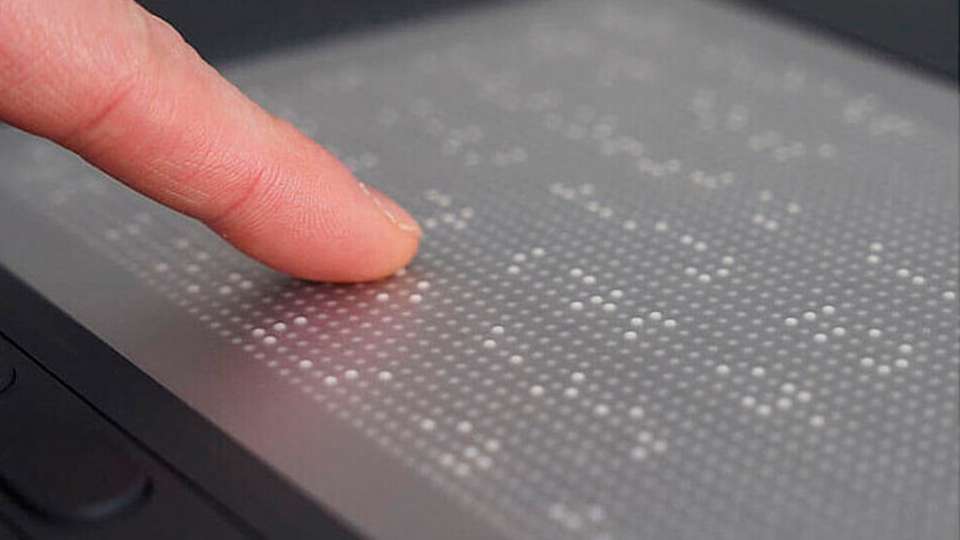 Unterstützt durch Künstliche Intelligenz werden visuelle Inhalte automatisch analysiert und in taktile Formen übersetzt. 