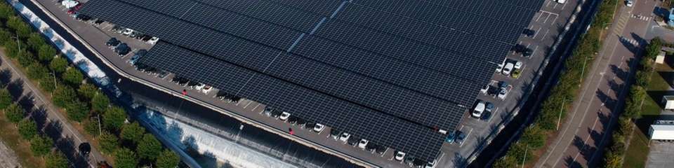 Die neue Photovoltaik-Anlage am Mosolf-Standort Kippenheim zählt mit über 54.000 Modulen auf 109.000 m2 zu den größten Solarüberdachungen Europas und verbindet klimafreundliche Energieerzeugung mit praktischem Schutz für Fahrzeuge und Mitarbeitende.