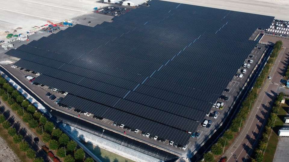 Die neue Photovoltaik-Anlage am Mosolf-Standort Kippenheim zählt mit über 54.000 Modulen auf 109.000 m2 zu den größten Solarüberdachungen Europas und verbindet klimafreundliche Energieerzeugung mit praktischem Schutz für Fahrzeuge und Mitarbeitende.
