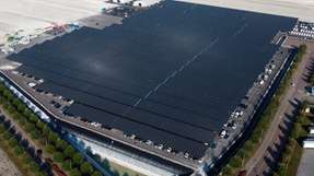 Die neue Photovoltaik-Anlage am Mosolf-Standort Kippenheim zählt mit über 54.000 Modulen auf 109.000 m2 zu den größten Solarüberdachungen Europas und verbindet klimafreundliche Energieerzeugung mit praktischem Schutz für Fahrzeuge und Mitarbeitende.