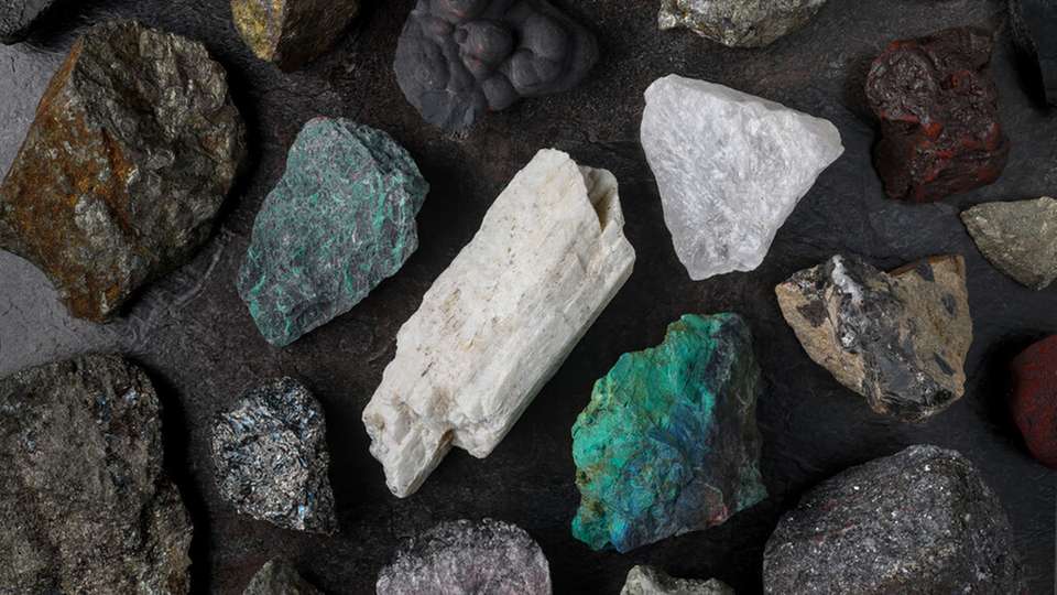 Seltene Erden werden in verschiedene Klassen eingeteilt (leichte, mittlere und schwere), die jeweils unterschiedliche Eigenschaften haben, mit denen sie sich für bestimmte Anwendungen – beispielsweise in Bildschirmen, Windturbinen oder Batterien – eignen.