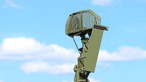 Radarsysteme sind technische Meisterwerke, die in einem breiten Spektrum von Anwendungen zum Einsatz kommen – von der Luftraumüberwachung über die Zielverfolgung bis hin zur Früherkennung von Bedrohungen auf See oder an Land.