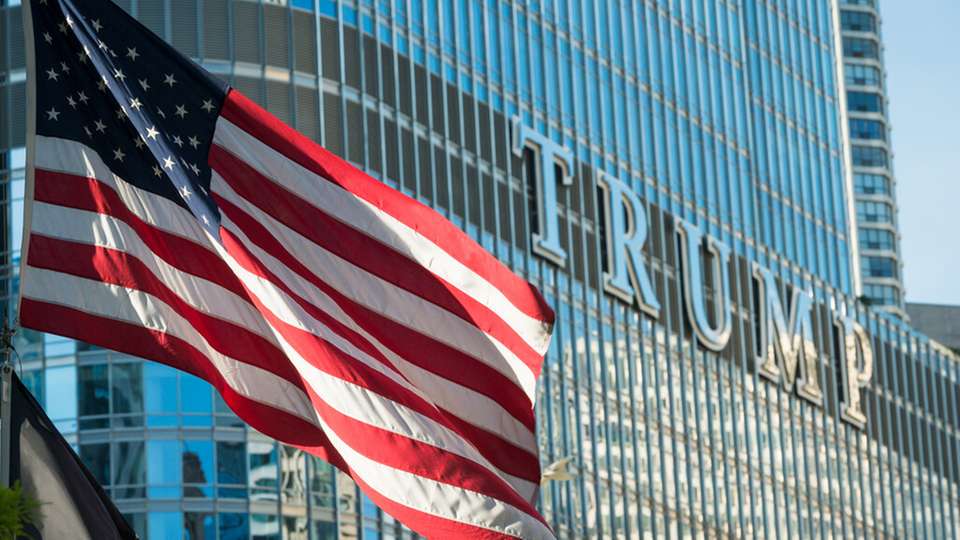 Mit Trumps Rückkehr ins Weiße Haus droht Europas Industrie ein erneuter Protektionismusschub – mit Zöllen, Unsicherheiten und Investitionshemmnissen. Wer jetzt seine Lieferketten strategisch anpasst, kann Risiken abfedern und neue Marktchancen in den USA nutzen.