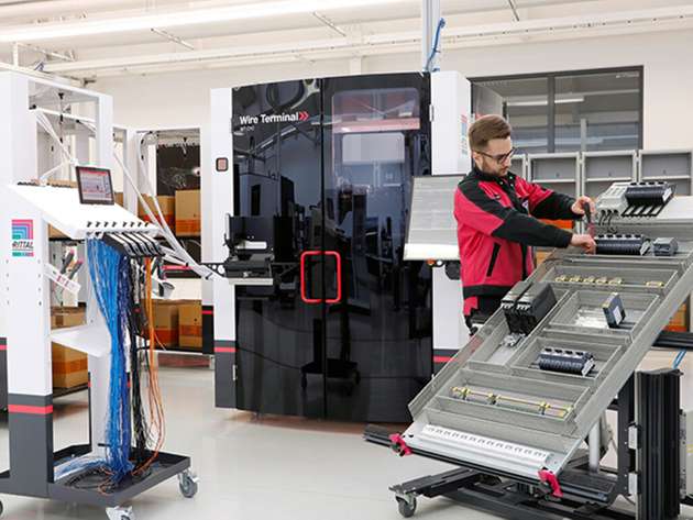 Mit dem Drahtkonfektioniervollautomaten von Rittal Automation Systems können Sie flexibel Drähte produzieren. 