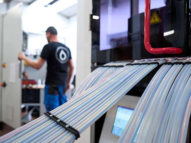 Über die Drahteinzugsblöcke mit RFID-Gedächtnis werden die Drähte sicher und flexibel zugeführt.