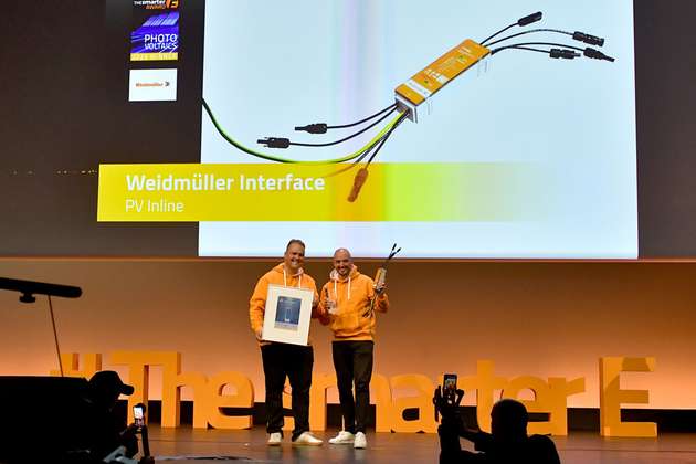Von links nach rechts: Julius Beutel, Vice President Business Unit Photovoltaics und Jan Marrenbach, Produktmanager für PV Inline, empfangen den Smarter E Award.