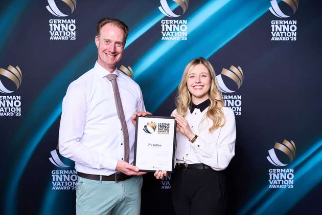 Pascal Niggemann, Head of PV Systems Home & Business bei Weidmüller und Anna-Lena Schröder, Kampagnenmanagerin für New Energies, nehmen die „Winner“-Auszeichnung bei der Preisverleihung des German Innovation Award in Berlin entgegen.