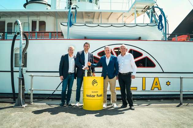 Gianluca Ambrosetti (Co-CEO & Co-Founder, Synhelion), Philipp Furler (Co-CEO & Co-Founder, Synhelion), Stefan Schulthess (Managing Director, SGV) und Michel Scheurer (Head of Nautical Operations, SGV) betanken gemeinsam das Dampfschiff Gallia mit dem ersten Fass Solartreibstoff von Synhelion.