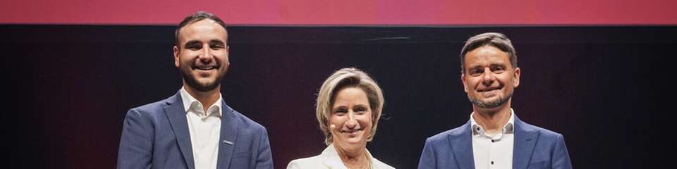Vergabe des KI-Preises in der Stuttgarter Porsche-Arena: Dr. Nicole Hoffmeister-Kraut übergab den Preis „KI-Champions BW 2025“ an Schunk-CTO Timo Gessmann (rechts) und Henry Kistenmacher, Product Sales Automation Cells.
