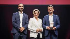 Vergabe des KI-Preises in der Stuttgarter Porsche-Arena: Dr. Nicole Hoffmeister-Kraut übergab den Preis „KI-Champions BW 2025“ an Schunk-CTO Timo Gessmann (rechts) und Henry Kistenmacher, Product Sales Automation Cells.