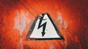 Ob Netzteil, Spielzeug oder Medizingerät: elektrische Sicherheit beginnt bei der richtigen Isolierung und der Einhaltung normativer Vorgaben. Internationale Standards und Schutzklassen sorgen dafür, dass Geräte weltweit sicher betrieben werden können.