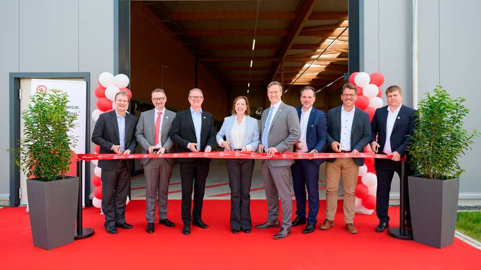 Feierliche Eröffnung des UL Solutions Europe Advanced Battery Laboratory am 14. Mai 2025. Oben im Bild von links nach rechts: Prof. Dirk Uwe Sauer, Direktor, Zentrum für Alterung, Zuverlässigkeit und Lebensdauervorhersage elektrochemischer und leistungselektronischer Systeme, RWTH Aachen; Edvard Jensen, Senior Director und Regional General Manager, Europa, Energie- und Industrieautomatisierung, UL Solutions; Morten Lassen, Regional Vice President, Europa, Naher Osten und Afrika, UL Solutions; Jennifer Scanlon, Präsidentin und CEO, UL Solutions; Jeff Smidt, Senior Vice President, Prüfung, Inspektion und Zertifizierung, Industrie, UL Solutions; Simon Zenz, Senior Business Development Manager, Energie- und Industrieautomatisierung, UL Solutions; Thomas Hissel, Beigeordneter für Wohnungswesen, Soziales und Wirtschaft, Stadt Aachen; und Dominik Schulte, Senior Business Manager, Energie- und Industrieautomatisierung, UL Solutions.