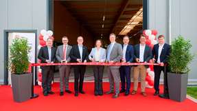 Feierliche Eröffnung des UL Solutions Europe Advanced Battery Laboratory am 14. Mai 2025. Oben im Bild von links nach rechts: Prof. Dirk Uwe Sauer, Direktor, Zentrum für Alterung, Zuverlässigkeit und Lebensdauervorhersage elektrochemischer und leistungselektronischer Systeme, RWTH Aachen; Edvard Jensen, Senior Director und Regional General Manager, Europa, Energie- und Industrieautomatisierung, UL Solutions; Morten Lassen, Regional Vice President, Europa, Naher Osten und Afrika, UL Solutions; Jennifer Scanlon, Präsidentin und CEO, UL Solutions; Jeff Smidt, Senior Vice President, Prüfung, Inspektion und Zertifizierung, Industrie, UL Solutions; Simon Zenz, Senior Business Development Manager, Energie- und Industrieautomatisierung, UL Solutions; Thomas Hissel, Beigeordneter für Wohnungswesen, Soziales und Wirtschaft, Stadt Aachen; und Dominik Schulte, Senior Business Manager, Energie- und Industrieautomatisierung, UL Solutions.