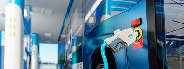 In Kiel entsteht eine Anlage zur Produktion und Betankung von grünem Wasserstoff – mit bis zu 170 t Jahresleistung für Mobilität und Industrie. Ab Mitte 2025 sollen täglich Lkws, Busse und Pkws emissionsfrei versorgt werden.