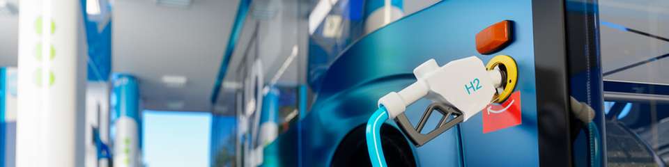 In Kiel entsteht eine Anlage zur Produktion und Betankung von grünem Wasserstoff – mit bis zu 170 t Jahresleistung für Mobilität und Industrie. Ab Mitte 2025 sollen täglich Lkws, Busse und Pkws emissionsfrei versorgt werden.