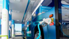 In Kiel entsteht eine Anlage zur Produktion und Betankung von grünem Wasserstoff – mit bis zu 170 t Jahresleistung für Mobilität und Industrie. Ab Mitte 2025 sollen täglich Lkws, Busse und Pkws emissionsfrei versorgt werden.